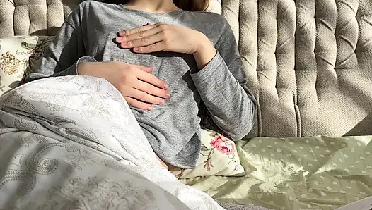 Heiße stiefschwester verführt stiefbruder und reitet seinen schwanz, cowgirl pOV