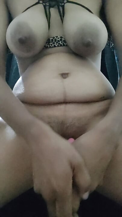 Bhabi tận hưởng đồ chơi tình dục