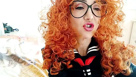 Ich bewege meinen Hintern in japanischer Uniform und öffne meine Löcher