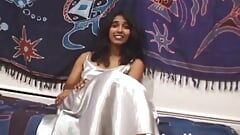Owłosiona indyjska dziewczyna Oasis fetyszyzuje swoje super owłosione ciało