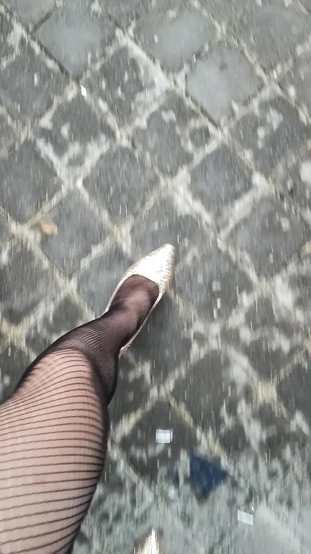 Unacerdaamaricona between trucks in chastity