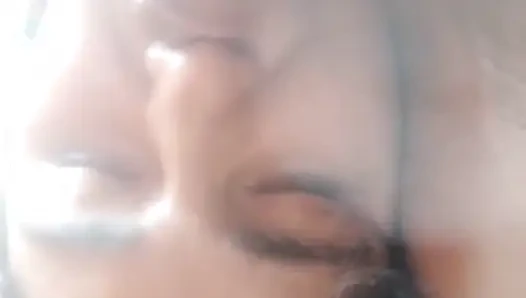 Üvey erkek kardeşimin yarağını emiyor
