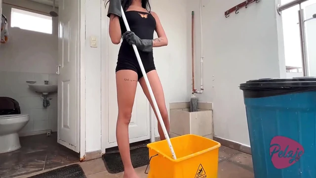 The Maid Is Caught Masturbating with the Mop in Front of the Neighbors, She Wants to Fuck Everyone