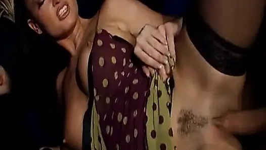 Brünette deutsche MILf mit dicken möpsen wird in retro anal gebohrt