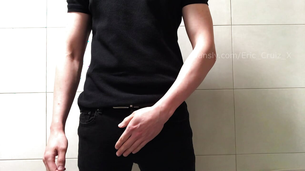 大学生在课后在浴室里撸管（预告片没有射精）