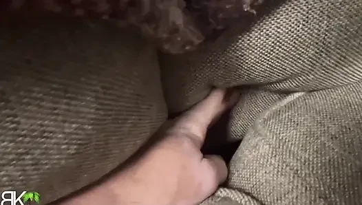 Büyük göt kanepede sıkıştı!