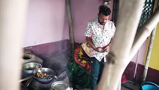 Step son ke samne hi uski step mother ko chod diya