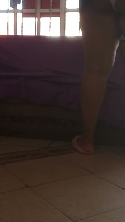 ぽっちゃりと妊娠中の妻の掃除 | クリップ 1