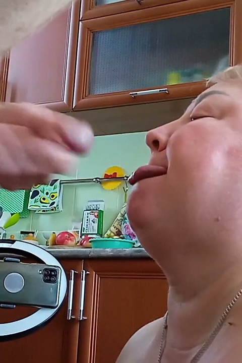 Lihava nainen imee mun kyrpää ja saa suuhunsa annoksen spermaa