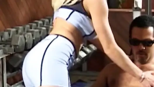 Blonde Verführerin in leidenschaftlicher Action