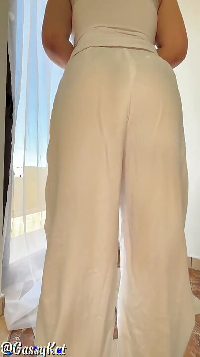 Pantaloni bianchi scoregge frizzante