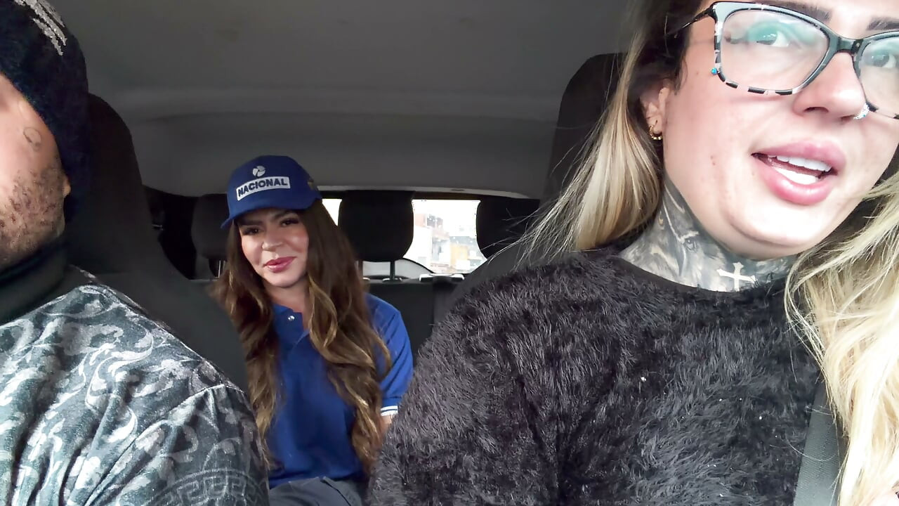 Min mans cuckold klev ur bilen och jag ringde bensinstationspersonalen för att knulla och hon accepterade, satte sig i bilen och var så kåt att hon var helt naken