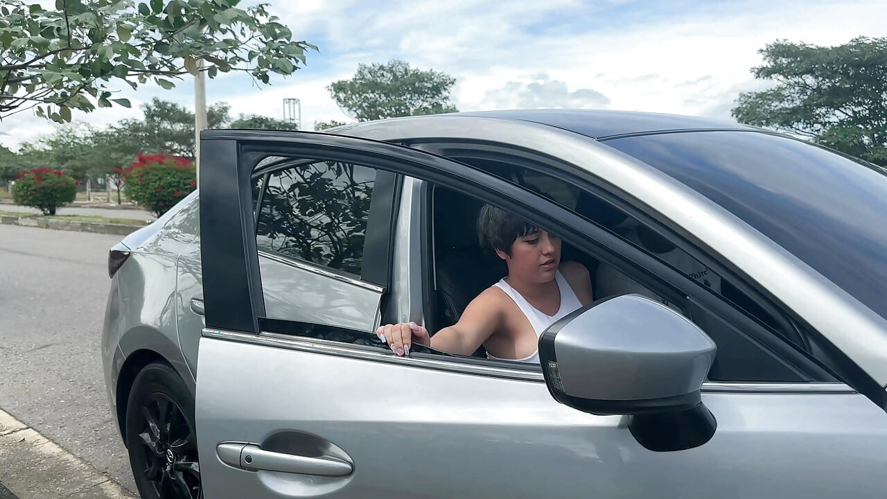 我找到了一个性感的女孩, 因为摩托车坏了, 她要求我带她回家, 作为帮助她的交换, 她让我操她.