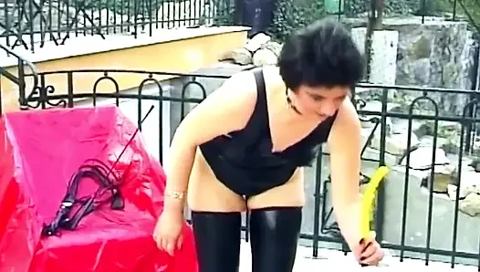 Esmer dominatrix mandalı yarağa sabitliyor