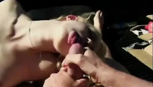 Geiler typ fickt eine junge langbeinige blondine hart hinten in seinem pickup