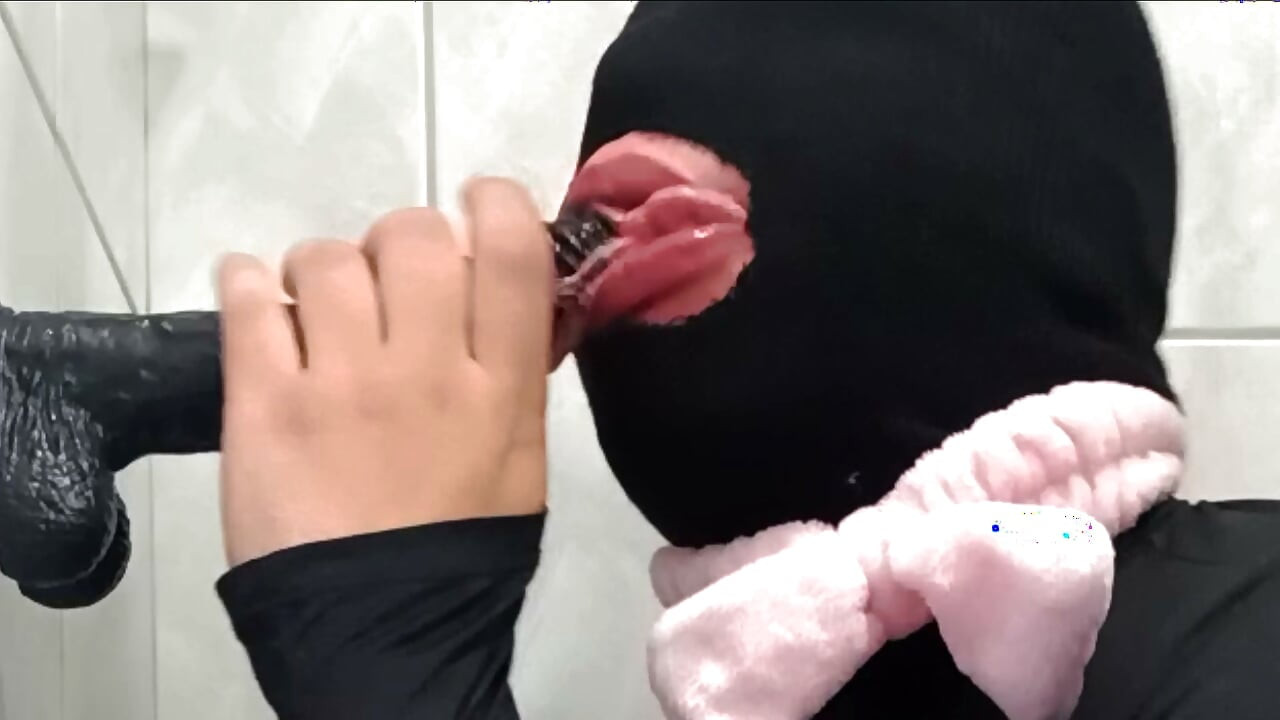 娘娘腔骚货用 BBC 假阳具口交大屌