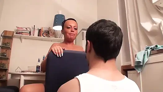 Richie kniet in der küche nieder