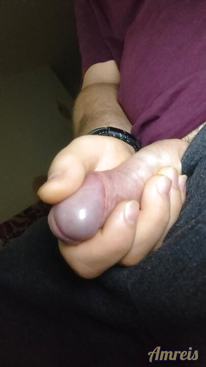 Quick and quiet! A morning wank when the house is full of people. Quick and quiet!