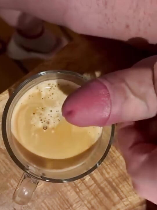 Jeune gay se donne du plaisir anal