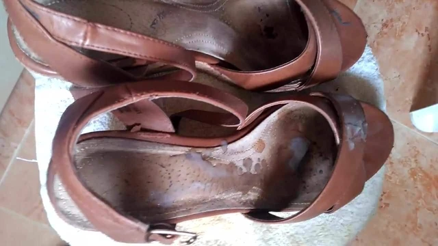Sborro scarpe amica moglie mentre dorme