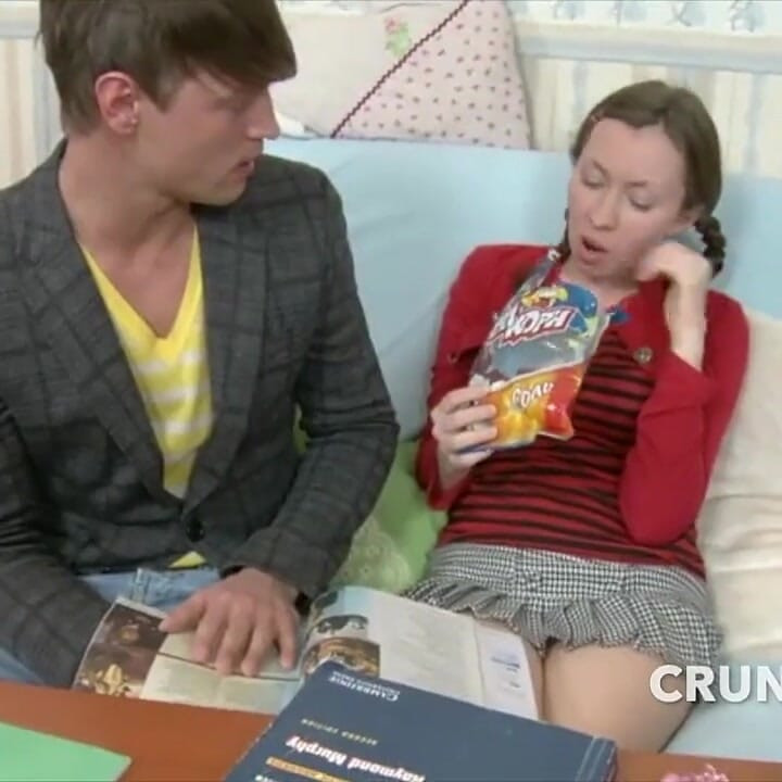 Hure ohne gummi von großem schwanz und sperma in 4 gefickt