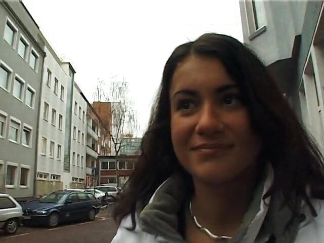 Vacker brud glädjer sig själv vid casting