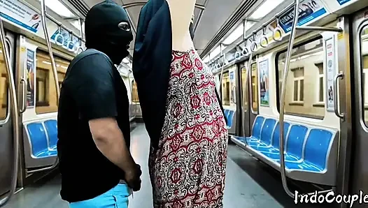 Hijab asia semok disetubuhi di dalam kereta Hijab Busty asian fucked inside a train