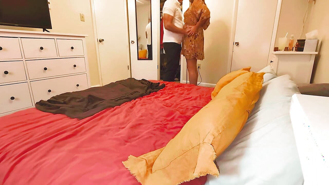 他说操你可以 - 她的男朋友告诉她的老板她想操他