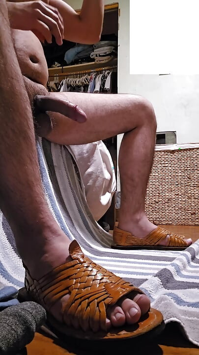 dok nosi huaraches sandale