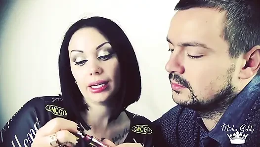Alex mit rotem glänzendem lippenstift bedeckt, küsst auf seinem gesicht!