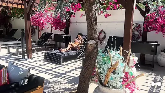 Istri yang lagi selingkuh ngentot sama cowok kulit hitam kontol besar pria kulit hitam di kolam renang saat lagi di perjalanan kerja