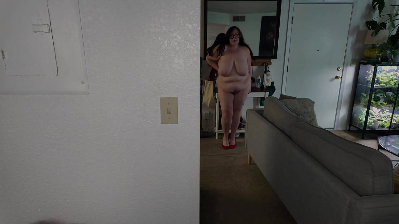 穿着红色高跟鞋的胖熟女裸体走秀