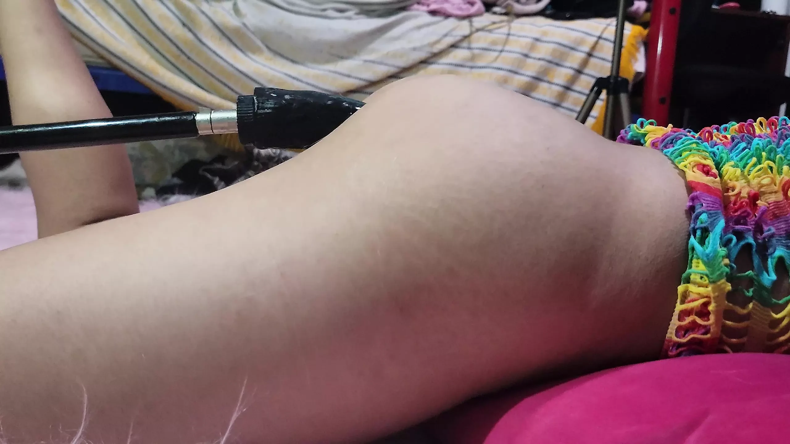 Có khiến bạn thích thú khi nhìn thấy con cu giả khổng lồ này xâm nhập vào tôi không?