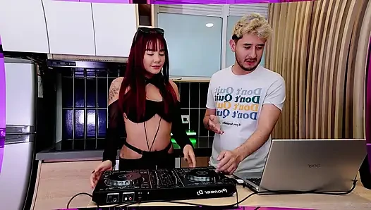 Seksi, azgın üniversite kızı CJ dersleri alıyor ama sonunda oral seks yapıyor