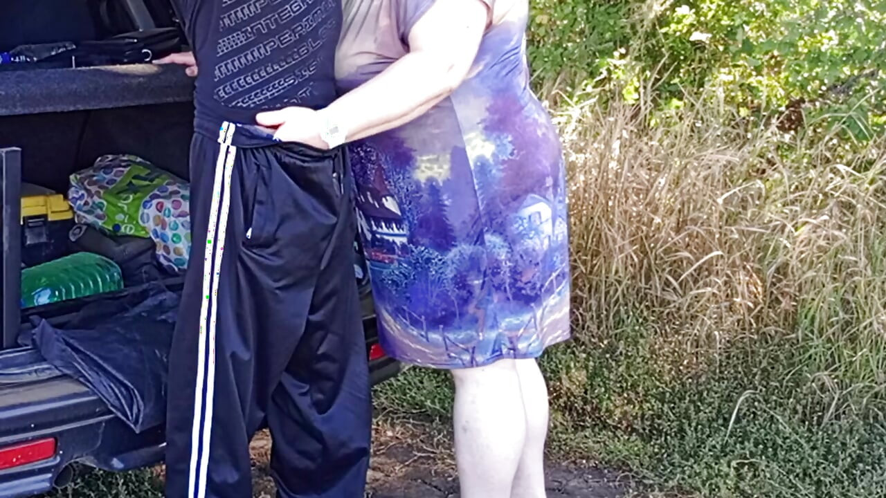 U javnom parku jebem svoju maćehu u pičku na pasji način, zatim u usta i svršavam dva puta u minuti