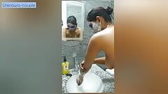 Sapna fa una doccia calda con jiju in assenza della sua sorellastra