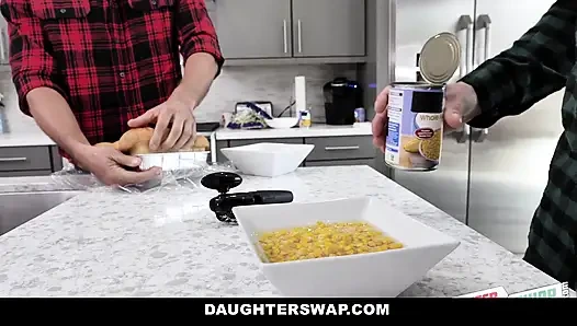 Sevimli Asyalı genç kız şükran gününde en iyi arkadaşının babasını sikiyor