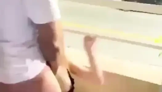 Dünnes teen auf dem balkon gefickt