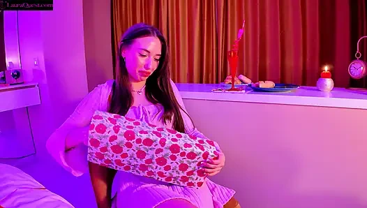 Sevgililer günü sürprizi bana bir oyuncak hediye ediyor, onun için fışkırtıyorum ve onu iki kez boşaltıyorum