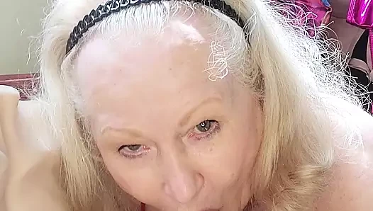 Cette vieille femme mamie, GILF aime sucer des bites