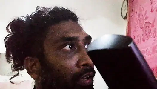 Stiefmutter arbeitet zu hause mit stiefsohn, während ehemann weg ist