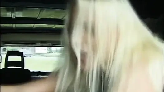 Kirli orta yaşlı seksi kadınlar ve genç azgın sürtükler açık havada büyük klasik yaraklarla sikiliyor (tam film)