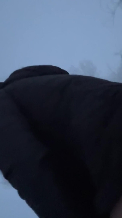 فتاة في الهواء الطلق كادت أن تقبض عليها وهي تتناك بقوة في الثلج | مقطع 2