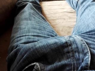 Meu pau latejando no meu jeans