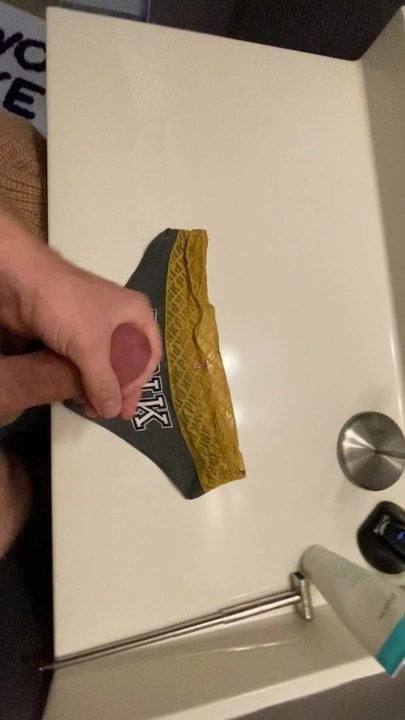 Quick jerkoff on panties