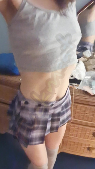 Mini saia plissada roxa, o comprimento perfeito para mostrar-lhe minha bunda desconectada e piercing de quatro.