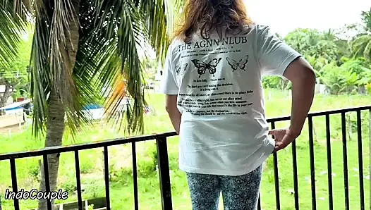 Indonesischer Fake-Immobilienmakler, die Freundin meiner Mutter, ich habe ihre behaarte Muschi gefickt, bis sie in den Büschen spritzte