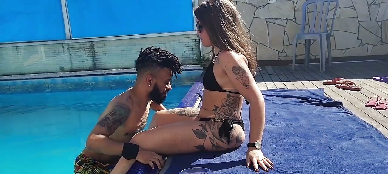 おばさんは友人に夫と三人でセックスさせている