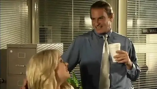 Randy sekreter efendi ve hizmetçiyi oynuyor