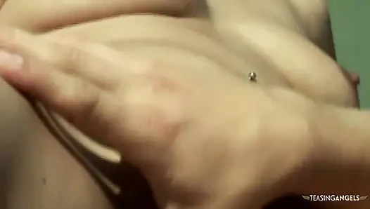 Wanita Asia dengan pantat montok lagi asik sama pria-pria mesum di luar ruangan